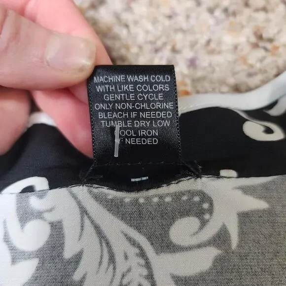 Maurices Women's Size Large Black White Floral Sleeveless Blouse Top Shirt - Picture 4 of 6